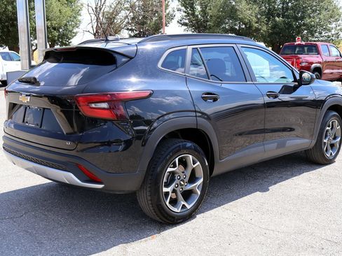 Used 2025 Chevrolet Trax LT FWD image 6