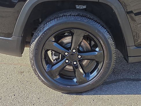 Used 2024 Jeep Grand Cherokee L Limited w/ Black Appearance Package image 7