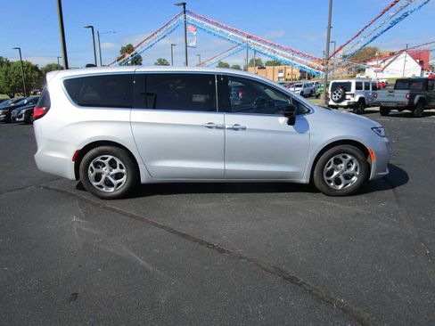 Certified 2024 Chrysler Pacifica Limited image 2