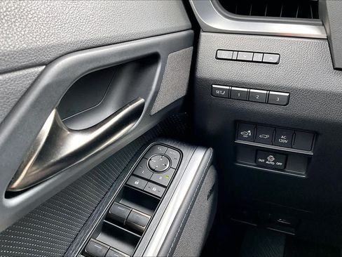 Used 2025 Lexus GX 550 w/ Accessory Package (2T) AWD/4WD image 36