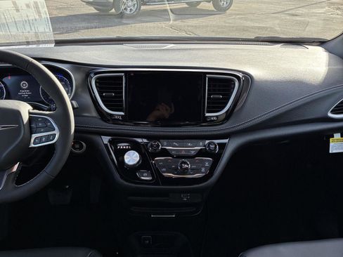New 2026 Chrysler Pacifica Select image 9