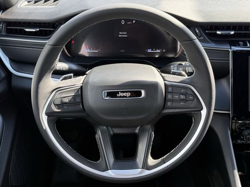 New 2025 Jeep Grand Cherokee Altitude image 12