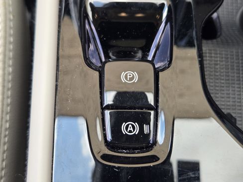Certified 2023 Volvo XC40 B5 Plus w/ Climate Package AWD/4WD image 38