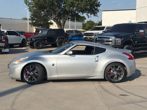 Used 2015 Nissan 370Z Coupe RWD image 2