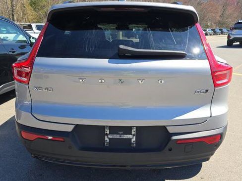 Used 2023 Volvo XC40 B5 Plus image 5