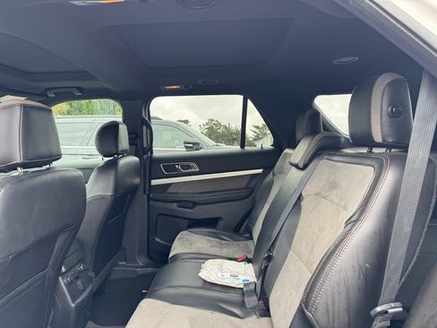 Used 2017 Ford Explorer XLT w/ Equipment Group 202A AWD/4WD image 13