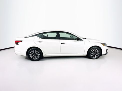 Used 2025 Nissan Altima 2.5 SV FWD image 10