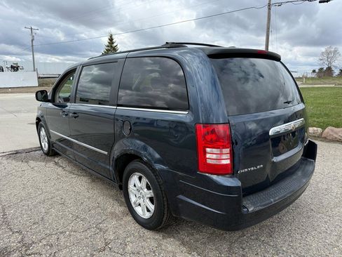 Used 2009 Chrysler Town & Country Touring FWD image 7