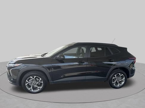Used 2025 Chevrolet Trax LT FWD image 3