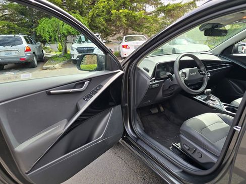 Certified 2025 Kia Niro EX FWD image 7