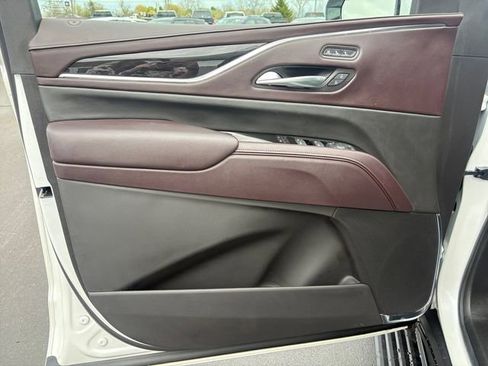 Certified 2024 Cadillac Escalade ESV Premium Luxury Platinum w/ Heavy-Duty Trailer Package AWD/4WD image 24