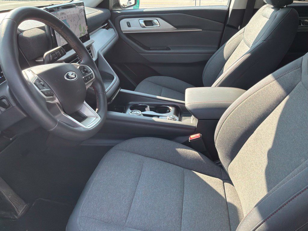 Used 2025 Ford Explorer Active AWD/4WD image 16