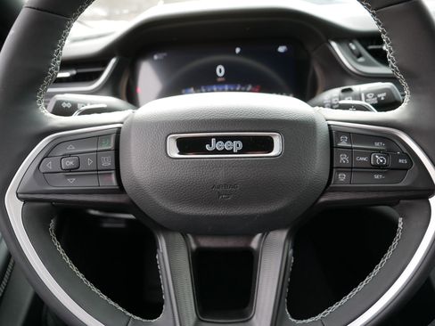 Used 2023 Jeep Grand Cherokee L Laredo image 25