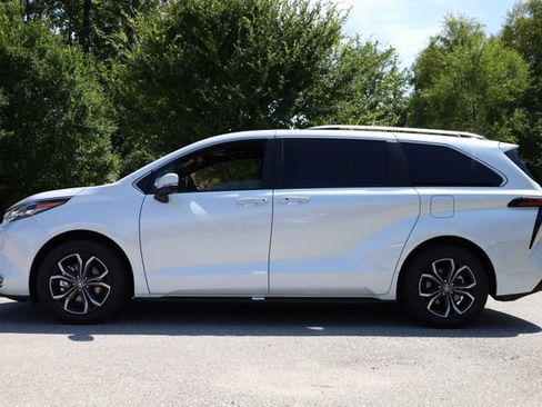 Used 2025 Toyota Sienna Platinum image 24