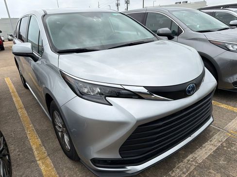 Used 2025 Toyota Sienna LE FWD image 6