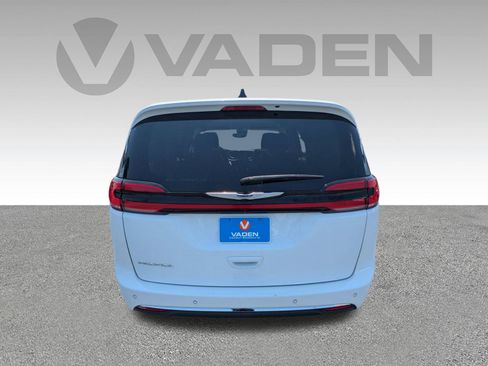 Used 2023 Chrysler Pacifica Touring-L FWD image 28