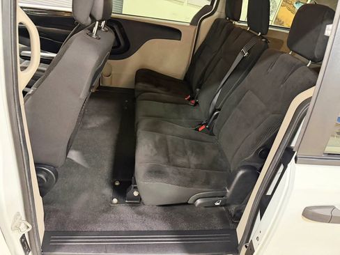 Used 2019 Dodge Grand Caravan SE FWD image 22