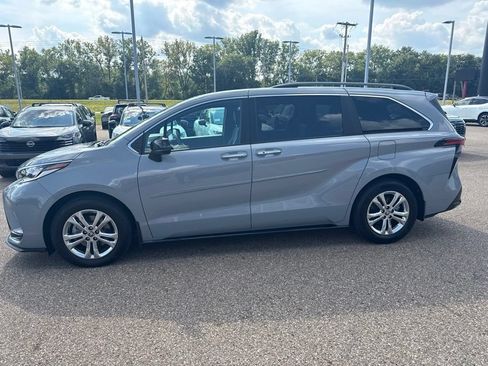 Used 2023 Toyota Sienna XSE w/ XSE Plus Package AWD/4WD image 5