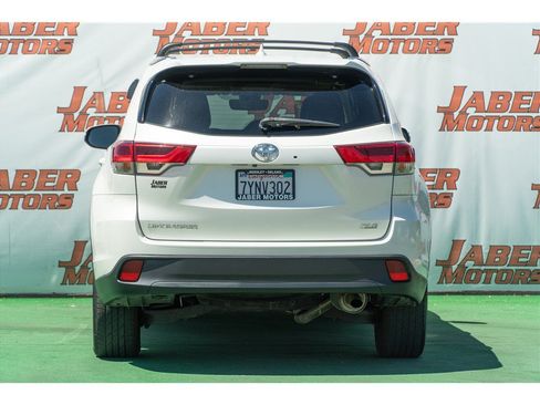 Used 2017 Toyota Highlander XLE FWD image 2