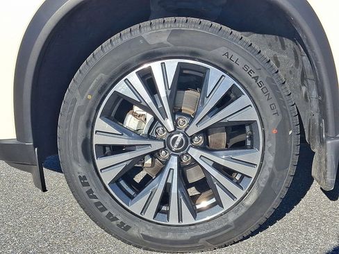 Used 2023 Nissan Rogue SV image 9