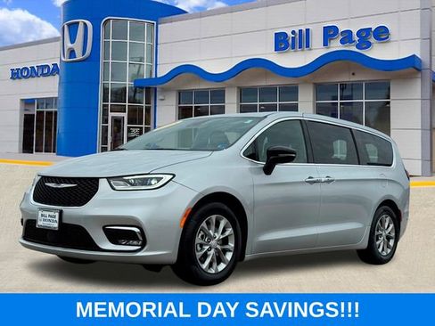 Used 2026 Chrysler Pacifica Limited FWD image 2