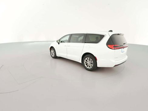 New 2026 Chrysler Pacifica Select image 8
