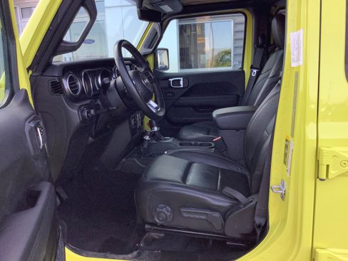 Used 2023 Jeep Wrangler Unlimited Sahara AWD/4WD image 9