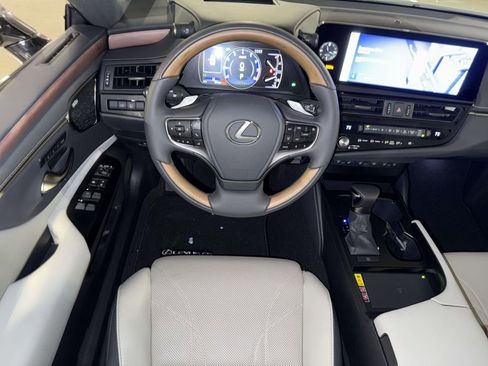 Used 2025 Lexus ES 350 w/ Accessory Package (Z1) FWD image 3