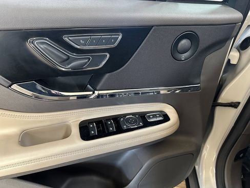 Used 2021 Lincoln Corsair Reserve image 12