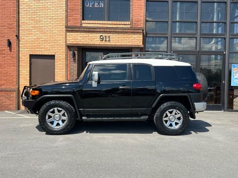 Used 2014 Toyota FJ Cruiser 4WD w/ Upgrade Package image 4