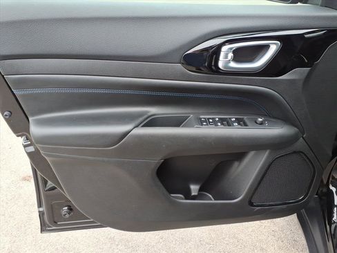 Used 2025 Jeep Compass Latitude w/ Altitude Special Edition image 11