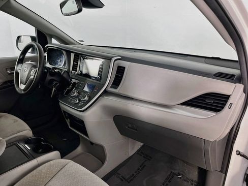 Used 2020 Toyota Sienna LE FWD image 28