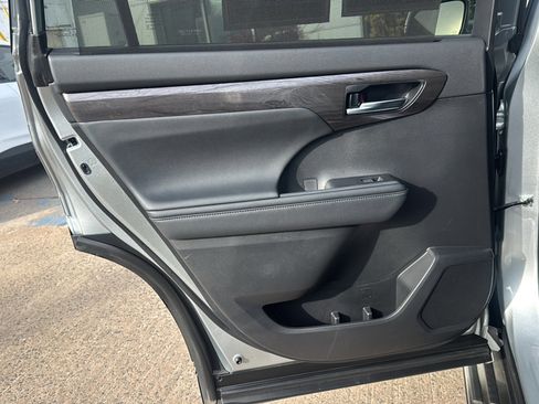 Used 2024 Toyota Highlander Platinum image 18