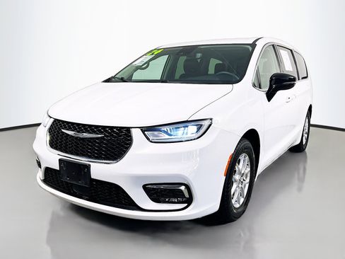 Used 2024 Chrysler Pacifica Touring-L FWD image 10