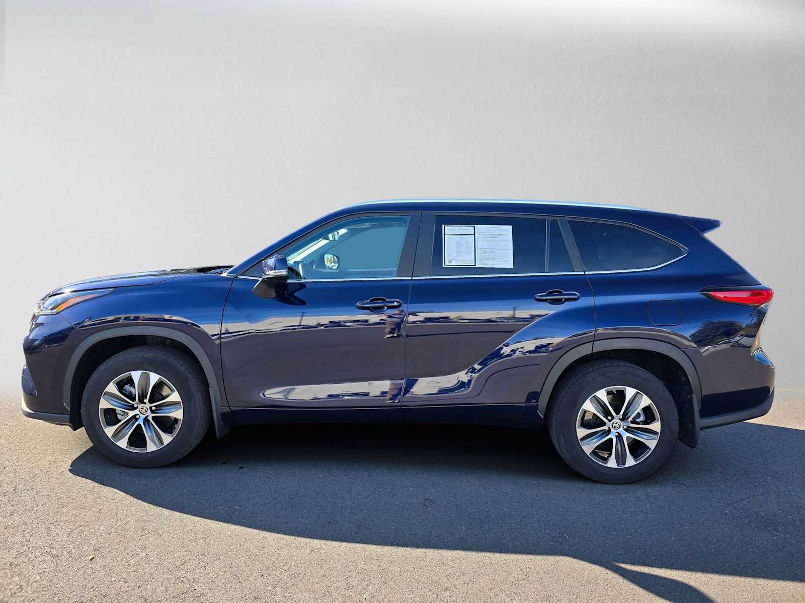 Used 2023 Toyota Highlander XLE AWD/4WD image 6