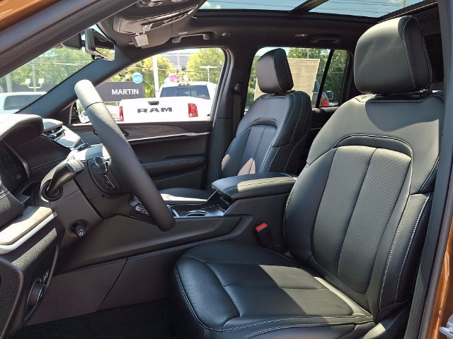 New 2026 Jeep Grand Cherokee Limited w/ Luxury Tech Group II AWD/4WD image 9