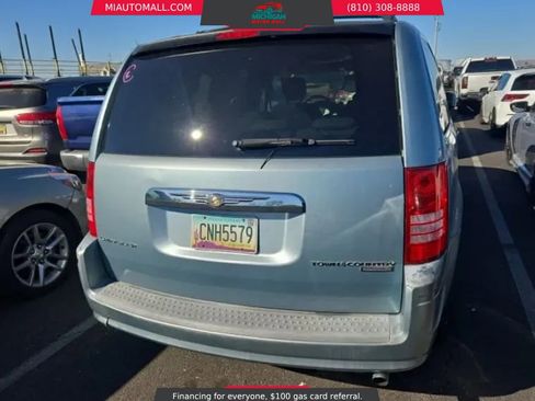Used 2009 Chrysler Town & Country Touring image 3