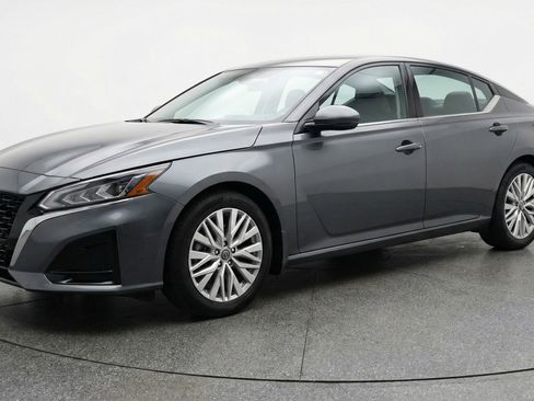 Used 2025 Nissan Altima 2.5 SV image 3