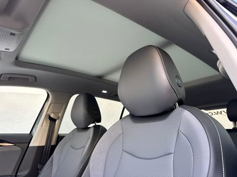 Used 2025 Volkswagen Tiguan SE image 3