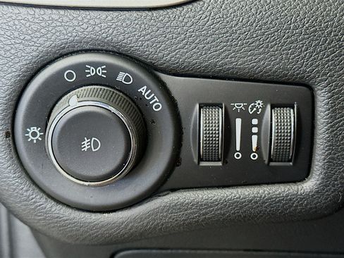 Used 2016 Jeep Cherokee 75th Anniversary FWD image 17