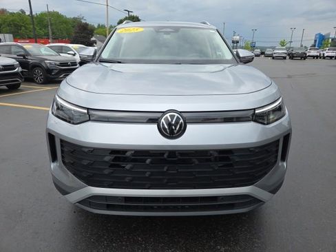 Used 2025 Volkswagen Tiguan SE AWD/4WD image 2