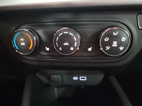 Used 2024 Chevrolet Trax LS w/ LS Convenience Package image 24