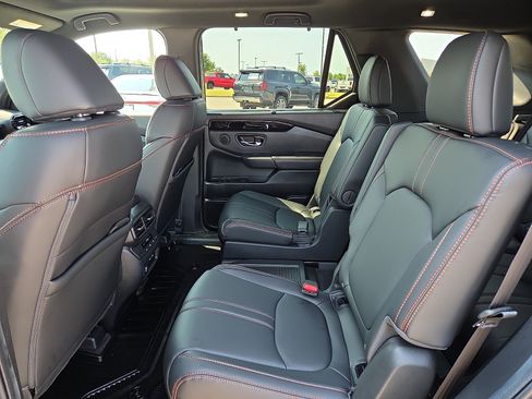 Used 2025 Honda Pilot TrailSport image 11