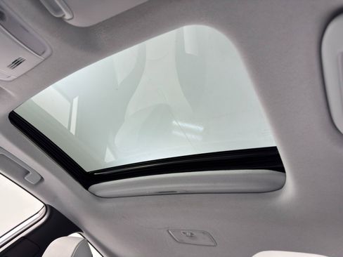 Used 2022 Toyota Prius XLE w/ Premium Convenience Package image 11