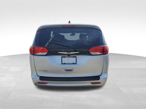 Used 2023 Chrysler Voyager LX FWD image 5