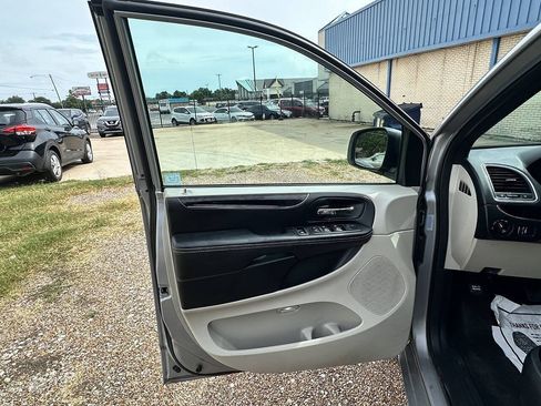 Used 2017 Dodge Grand Caravan SXT FWD image 13