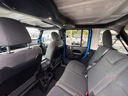 Used 2025 Jeep Wrangler Unlimited Rubicon AWD/4WD image 4