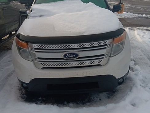 Used 2013 Ford Explorer XLT w/ Class III Trailer Tow Pkg image 2