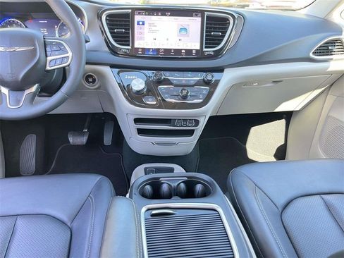 Used 2024 Chrysler Pacifica Touring-L image 25