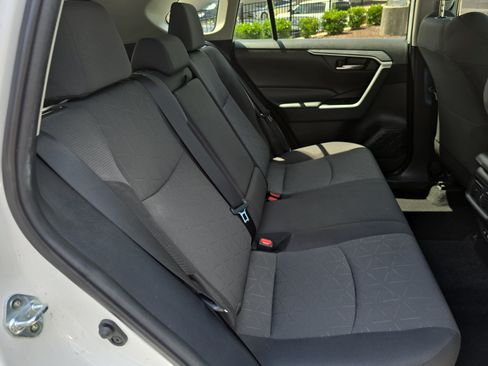 Used 2021 Toyota RAV4 XLE w/ Convenience Package FWD image 12
